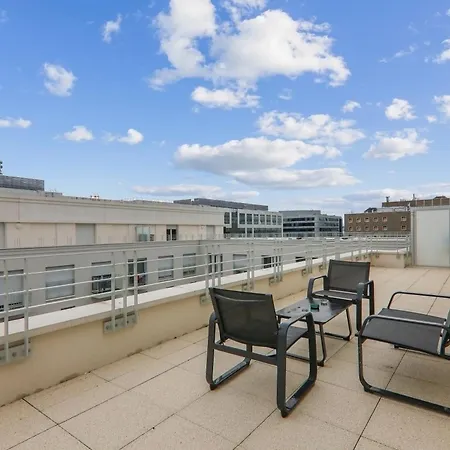 شقة Chic And Spacious Apart With Parking *