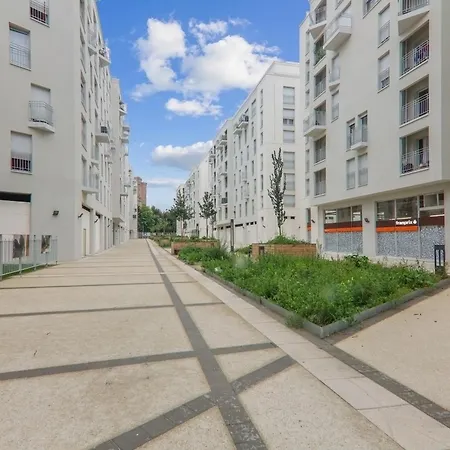 Chic And Spacious Apart With Parking